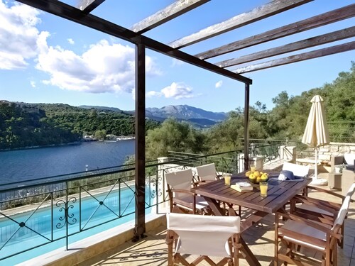 Luxury seafront plot villa, seaviews, p-pool, walk to beach- Villa Alex Meganisi