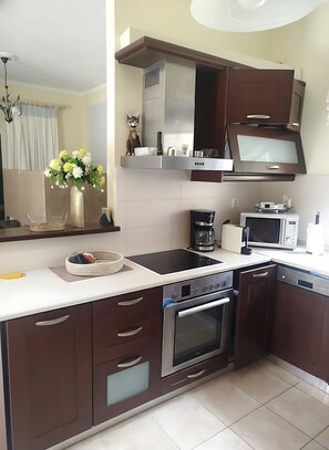 Réfrigérateur, micro-ondes, four, plaque de cuisson