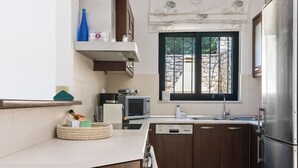 Cafeteira/chaleira, geladeira, micro-ondas, fogão