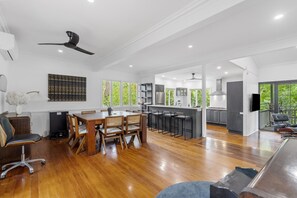 Apartment | Dining - Spacious 3-bed Stay With Balcony and BBQ (Brisbane)