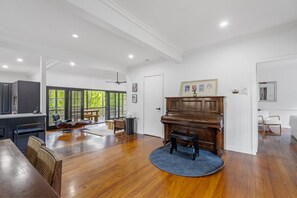 Apartment | Living room - Spacious 3-bed Stay With Balcony and BBQ (Brisbane)
