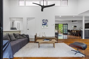 Apartment | Living room - Spacious 3-bed Stay With Balcony and BBQ (Brisbane)