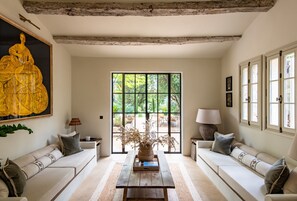 Älytelevisio, takka, pöytätennispöytä, kirjoja