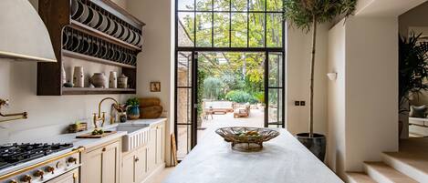 Mikrovågsugn, ugn, spishäll och diskmaskin