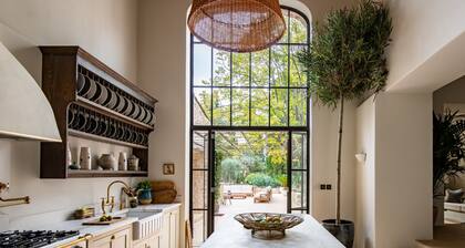 Maison Véronique – 7BR/7 bathroom Luxury Provençal Stone Estate /2 heated Pools