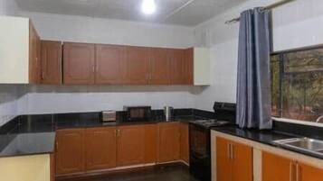 KĂŒhlschrank, Mikrowelle, Ofen, Kochgeschirr/Geschirr/Besteck