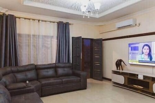 3 bedroom Apartment - With Free Hire Car