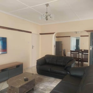 TV - Spacious 2 Bedroom Apartment (With Free Hire Car) (Livingstone)