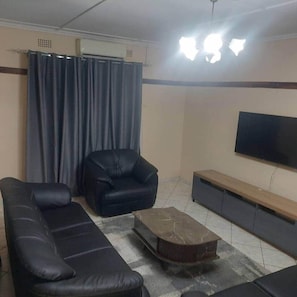 TV - Spacious 2 Bedroom Apartment (With Free Hire Car) (Livingstone)