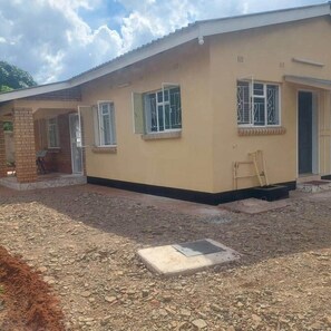 Exterior - Spacious 2 Bedroom Apartment (With Free Hire Car) (Livingstone)