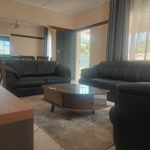 Spacious 2 Bedroom Apartment (With Free Hire Car)