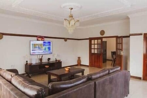 Spacious 3 Bedroom Apartment - With Free Hire Car