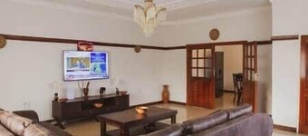 Spacious 3 Bedroom Apartment - With Free Hire Car