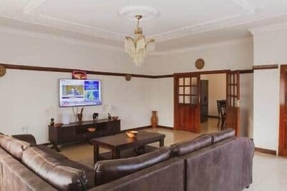 Spacious 3 Bedroom Apartment - With Free Hire Car