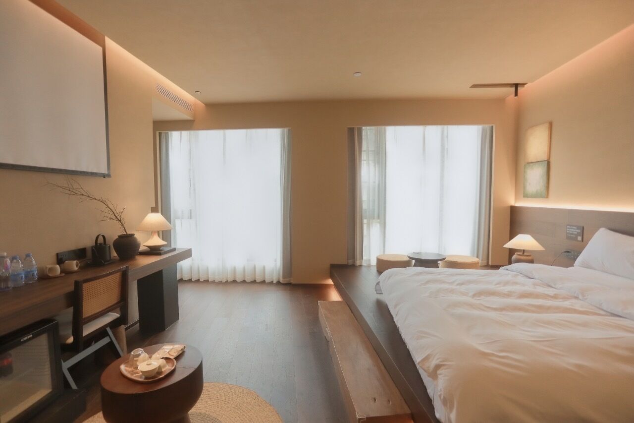 Quarto casal clássico | Escrivaninha, cortinas blackout, ferros/tábuas de passar roupa