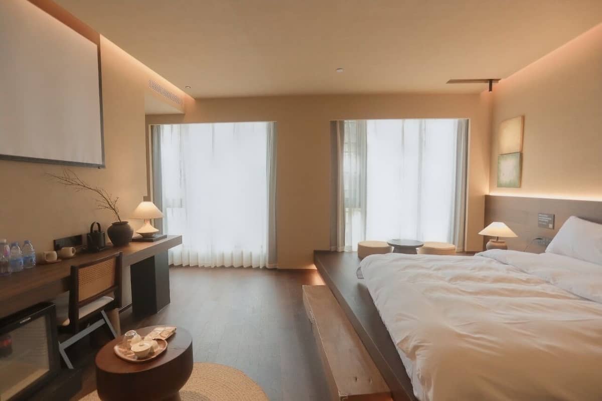 Quarto casal clássico | Escrivaninha, cortinas blackout, ferros/tábuas de passar roupa