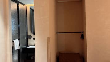 Quarto casal clássico | Escrivaninha, cortinas blackout, ferros/tábuas de passar roupa