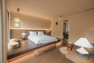 Classic Double Room | Desk, blackout drapes, iron/ironing board, free WiFi