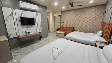 Deluxe Quadruple Room | Desk, free WiFi