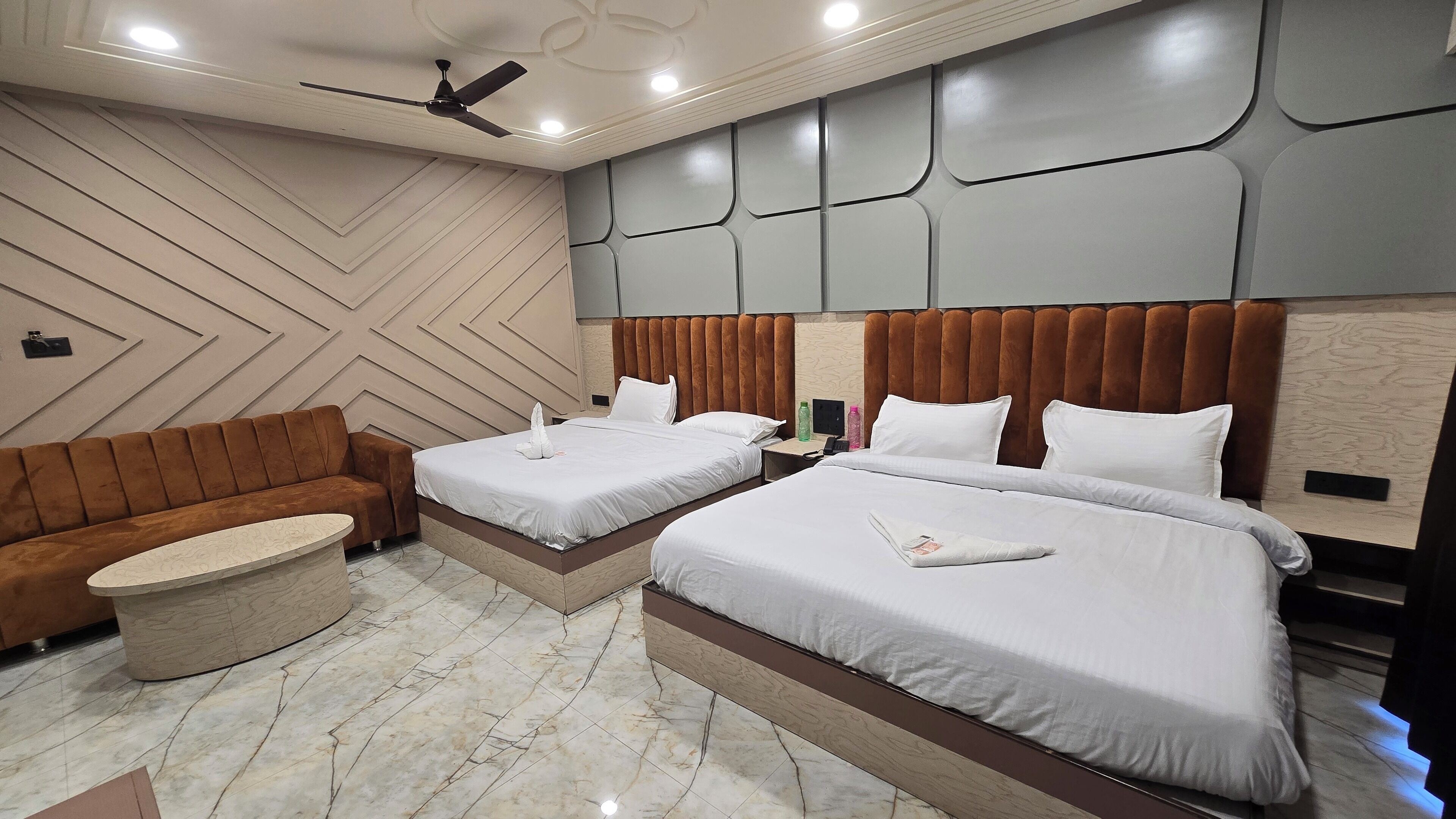 华丽四人房 | 办公桌、免费 WiFi