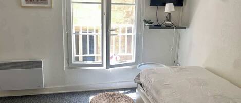 Een strijkplank/strijkijzer, wifi, beddengoed