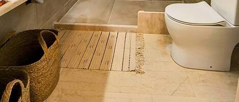 Douche, serviettes fournies, savon, papier toilette