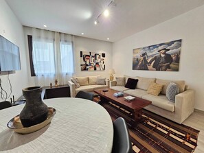 Apartamento, 2 quartos, acessível, para fumantes | Sala de estar | Livros