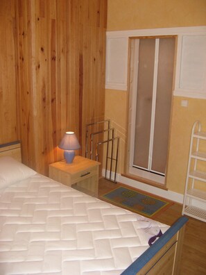 Iron/ironing board, WiFi - F2 apartment in villa, small garden, private parking, village center! (Mont-Dore)