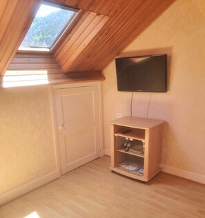 Interior - F2 apartment in villa, small garden, private parking, village center! (Mont-Dore)