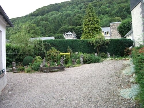 Appartement F2 dans villa, petit jardin, parking privé, centre village!