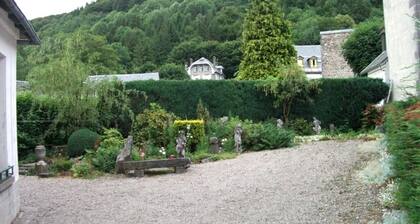 Appartement F2 dans villa, petit jardin, parking privé, centre village!