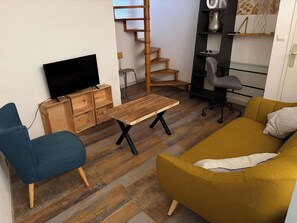 TV - Charming Bordeaux Apartment: Heart of the City (Bordeaux)