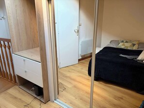 1 bedroom, iron/ironing board, WiFi, bed sheets - Charming Bordeaux Apartment: Heart of the City (Bordeaux)