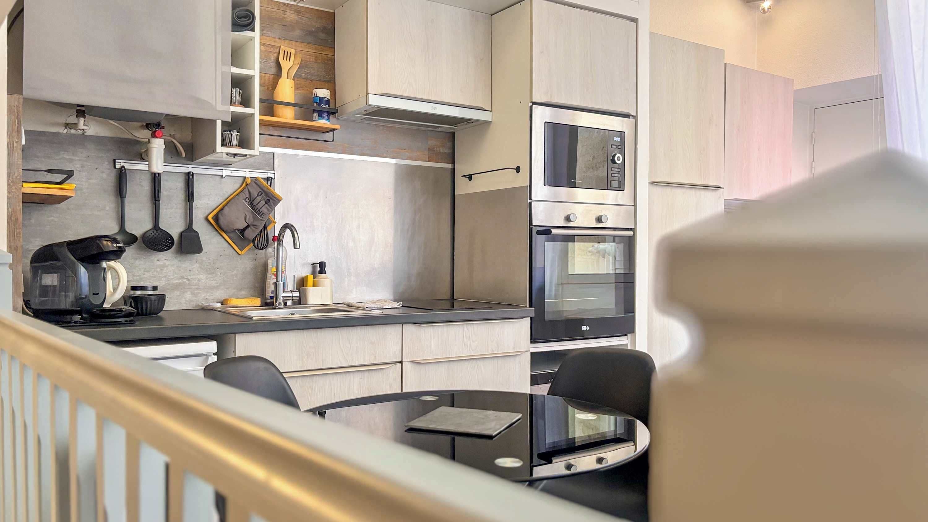 Coffee/tea maker, fridge, microwave, oven