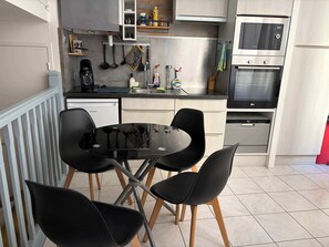 Dining - Charming Bordeaux Apartment: Heart of the City (Bordeaux)