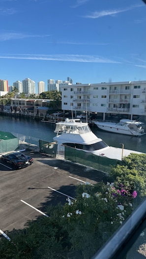 Property grounds - Canal-front two-bedroom condo near Sunny Isles (North Miami Beach)