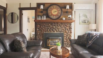 Smart-tv, een open haard en boeken