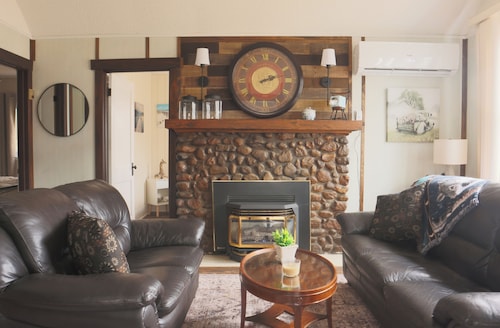 The View from 52! Welcome to our cute & cozy cottage with a view of Lake Erie.