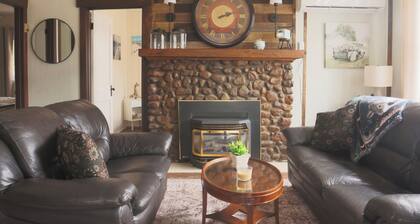 The View from 52! Welcome to our cute & cozy cottage with a view of Lake Erie.