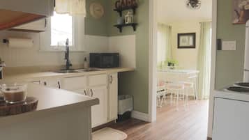 Frigorífico, microondas, horno y placa de cocina