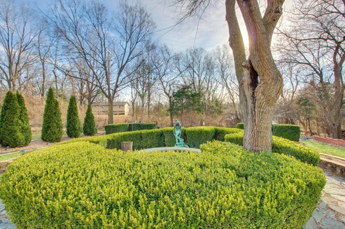 2 Mi to KU Campus: Group Getaway w/ Patio & Garden