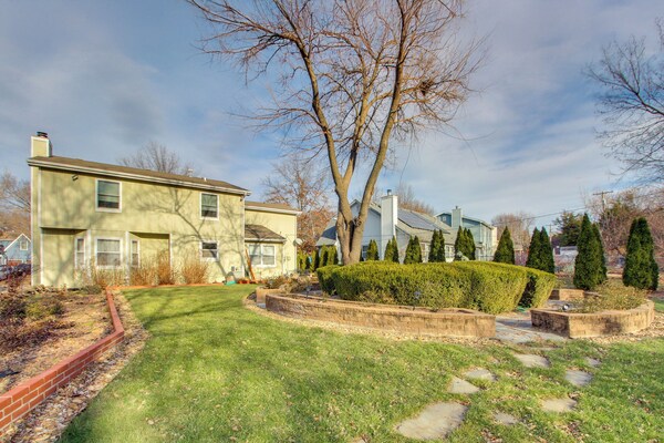 2 Mi To Ku Campus: Group Getaway W/ Patio & Garden - Lawrence, KS