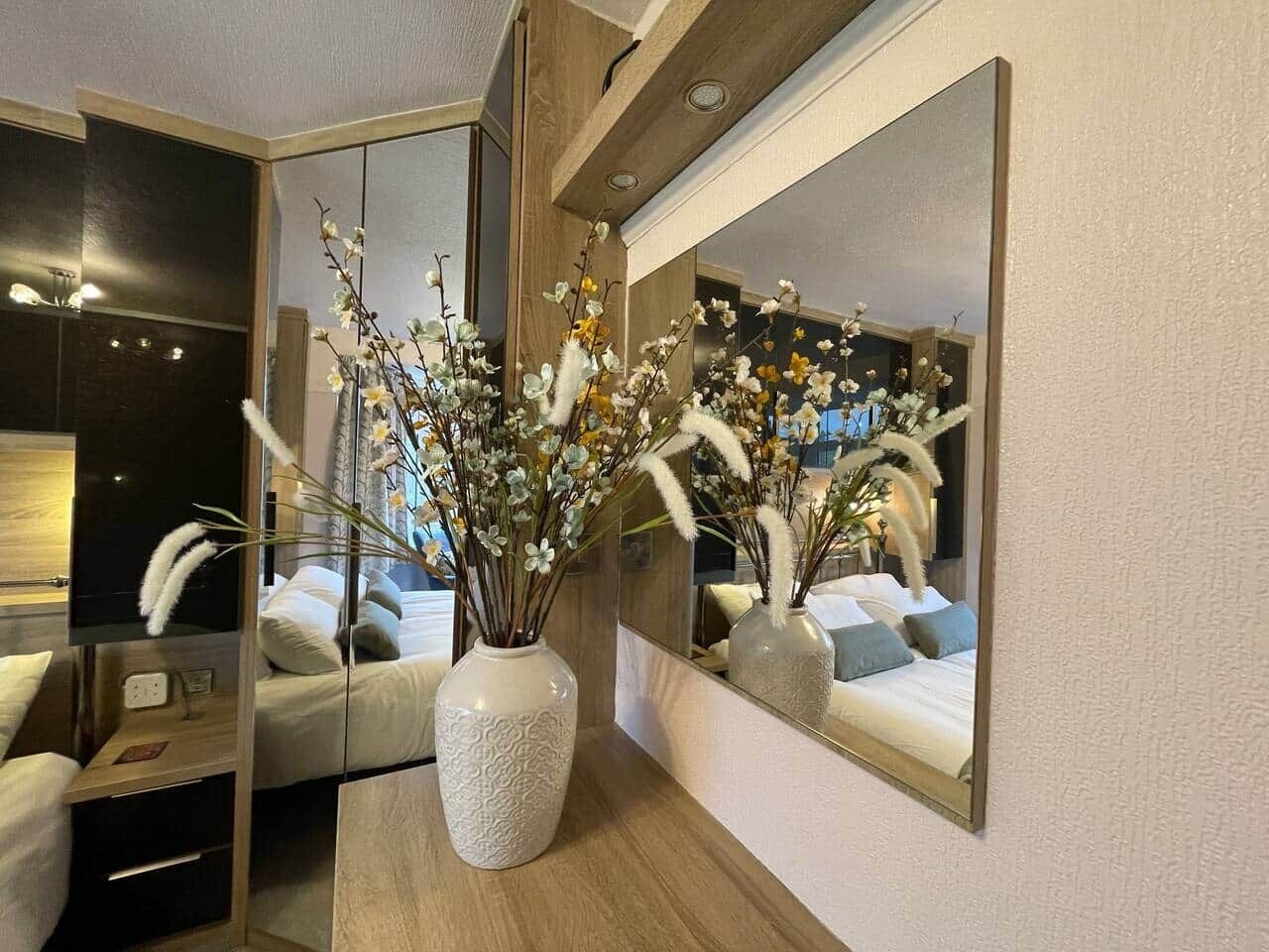 Tabla de planchar con plancha, wifi y ropa de cama 