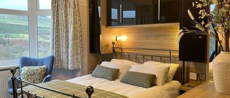 Iron/ironing board, WiFi, bed sheets