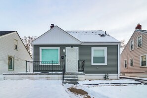 Interior - Extended Stay in Metro Detroit: Home w/ Yard! (Inkster)