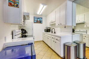 Interior - 1 Mi to Shoreline Village: Chic Long Beach Apt (Long Beach)