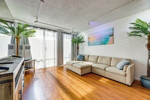 Interior - 1 Mi to Shoreline Village: Chic Long Beach Apt (Long Beach)