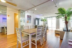 Interior - 1 Mi to Shoreline Village: Chic Long Beach Apt (Long Beach)