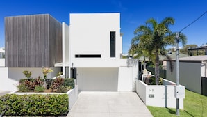 Apartment | Reception - Spacious 3-bedroom Retreat With BBQ and Pool (Sunshine Coast)