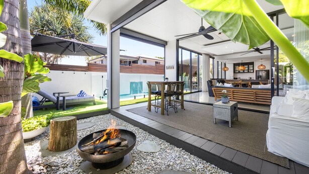 Apartment | Outdoor dining - Spacious 3-bedroom Retreat With BBQ and Pool (Sunshine Coast)